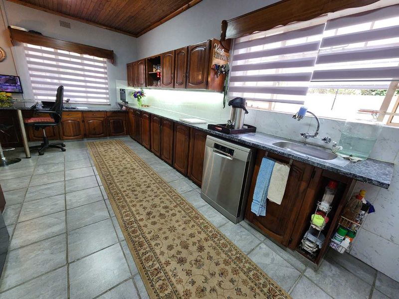 RARE AND HIGHLY DESIRABLE FAMILY HOME WITH FLAT, OFFICE, POOL & 10KVA SOLAR - Photo 7