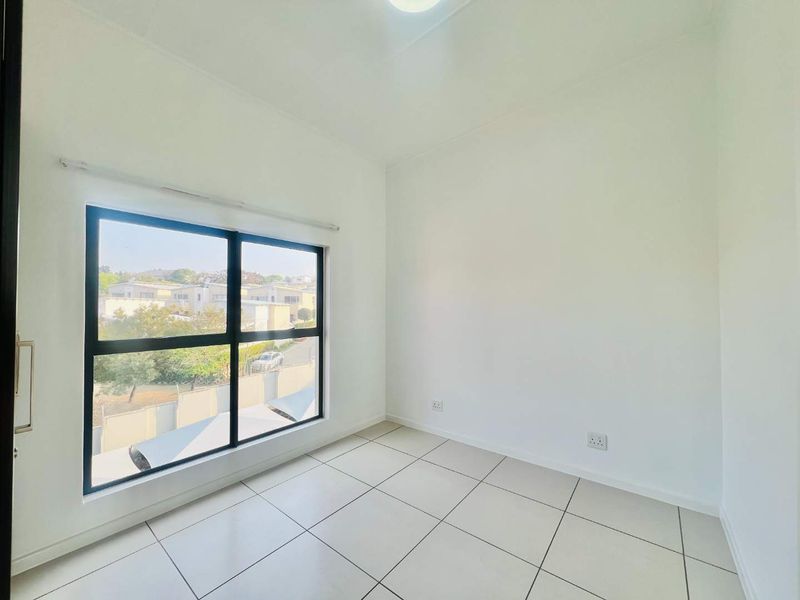 Modern Double-Volume 1-Bedroom Apartment with Stunning Views in Dainfern - Photo 10
