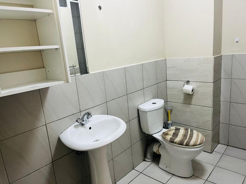 Well maintained ground floor flat suitable for first time buyer - Photo 4