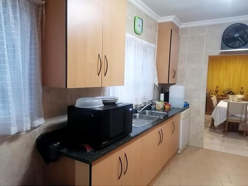Family home with Flat - Photo 5