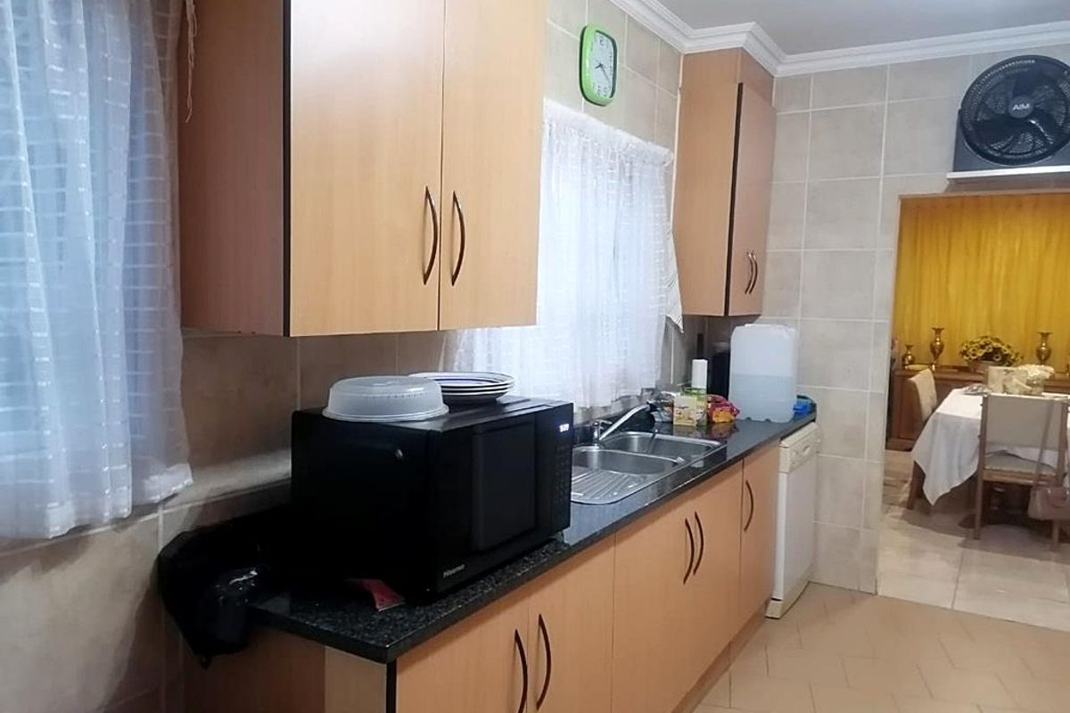 Family home with Flat - Photo 5