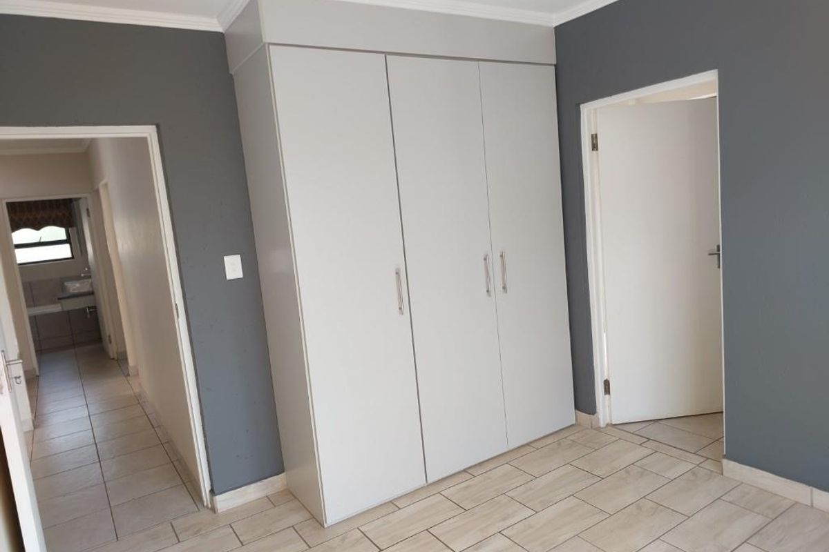 3 BEDROOM APARTMENT FOR SALE NEAR LONE HILL. - Photo 4