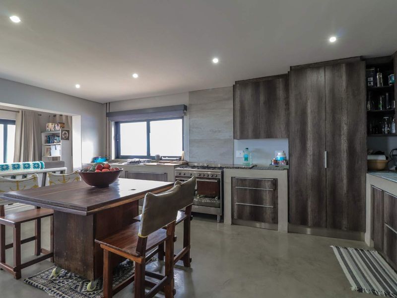 4 Bedroom Luxurious Family Home with Panoramic Ocean View - Photo 7
