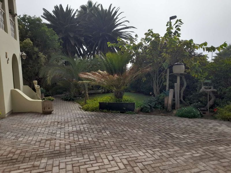 Spacious Luxury: 10 Bedrooms in Swakopmund's Safest Neighborhood - Photo 5