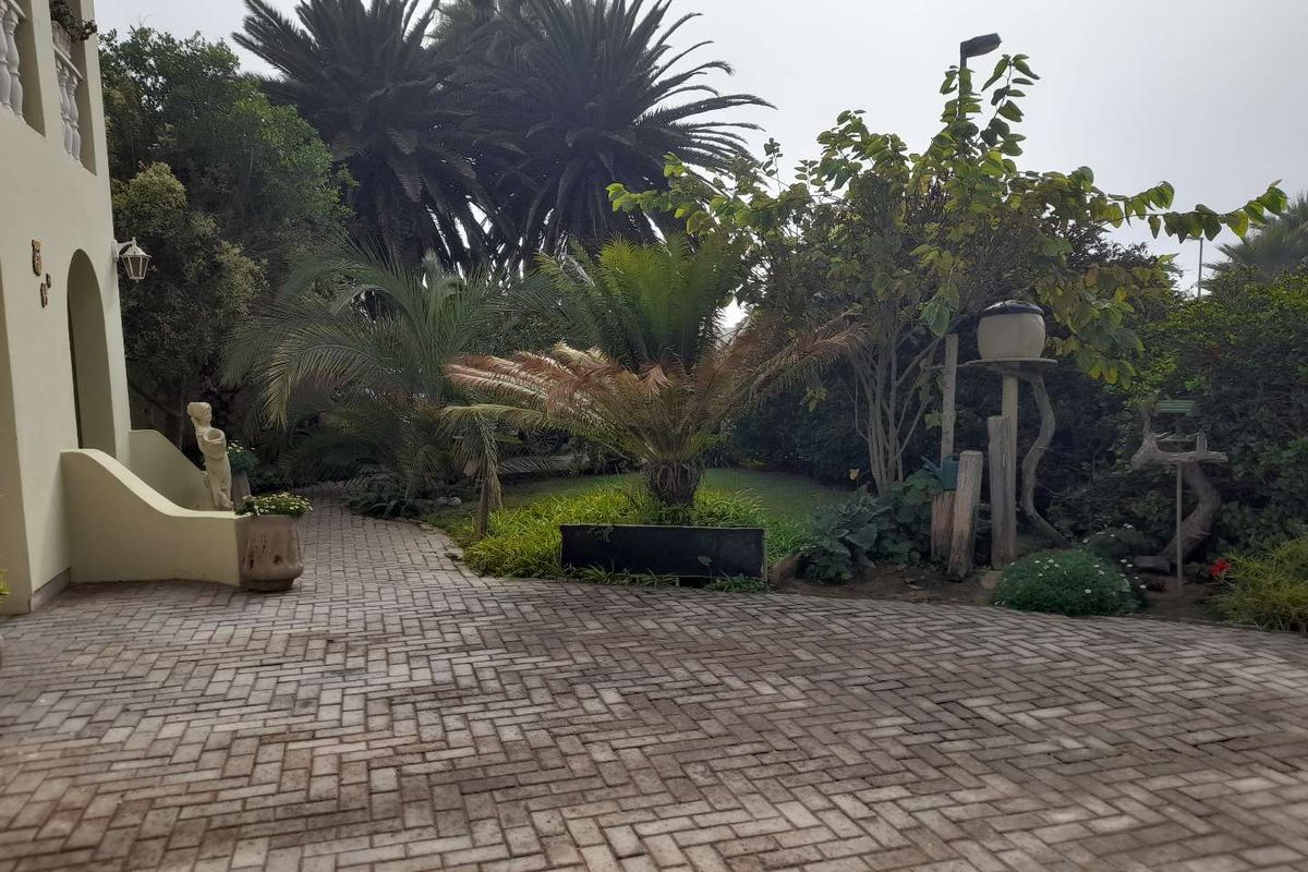 Spacious Luxury: 10 Bedrooms in Swakopmund's Safest Neighborhood - Photo 5