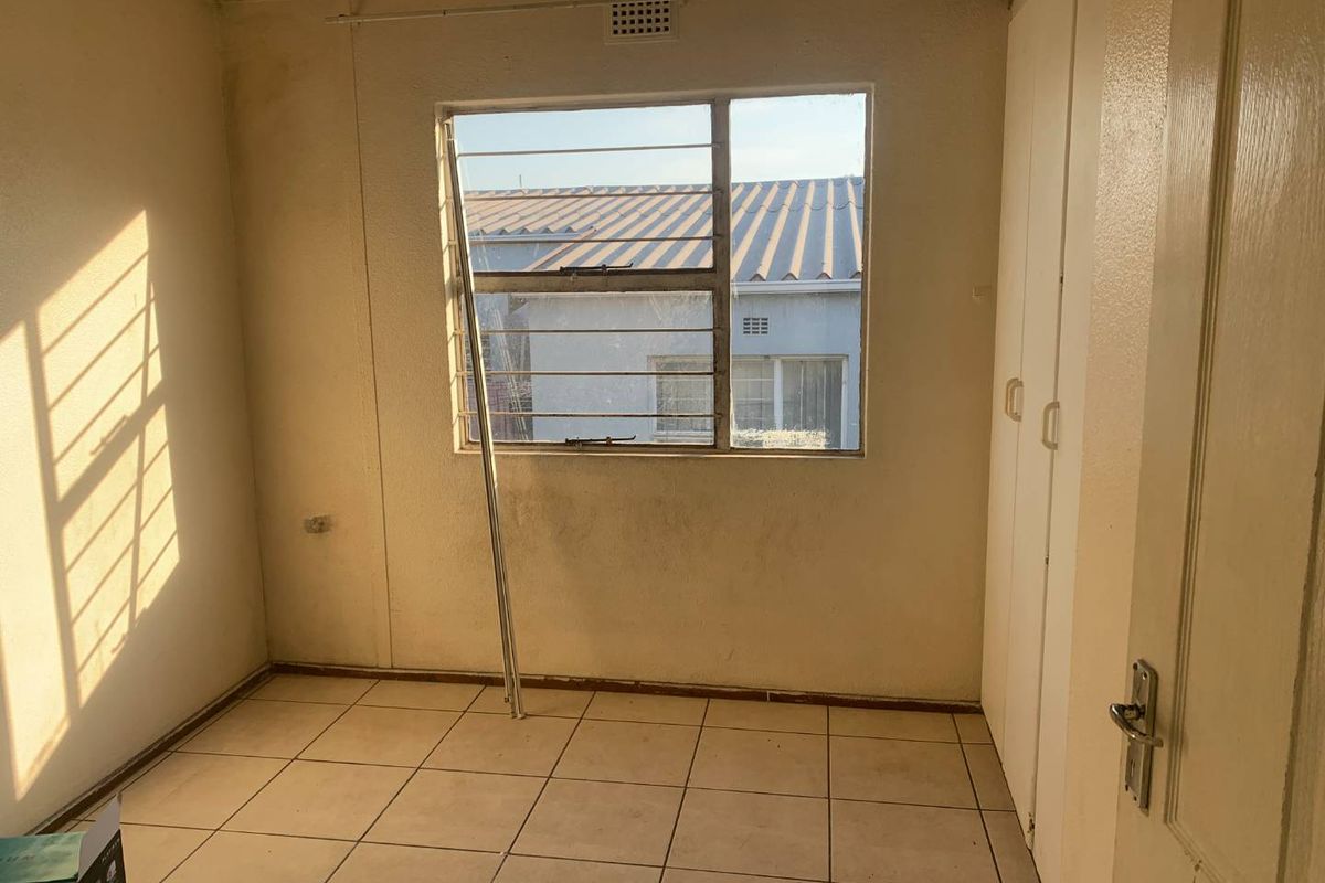 Spacious 2 Bedroom Apartment for Sale in Ridgeway's Prestigious Leopard Rock Complex - Photo 5