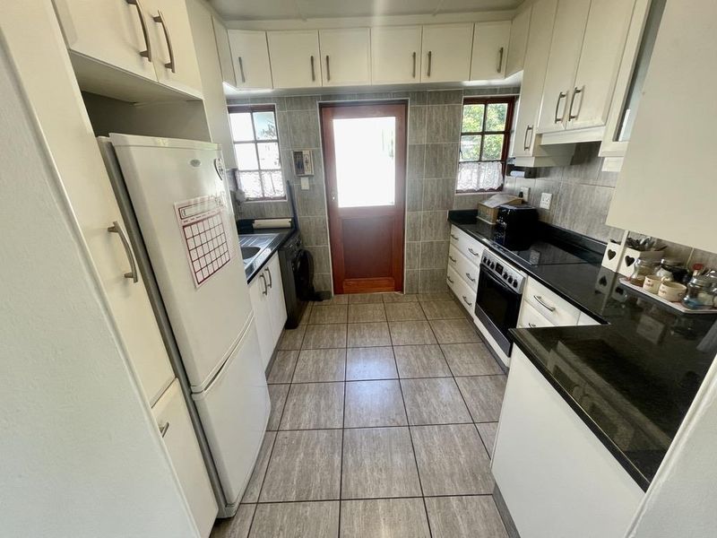 Hendra - Neat 3-Bedroom Simplex for Sale in Popular Sunningdale - Photo 8