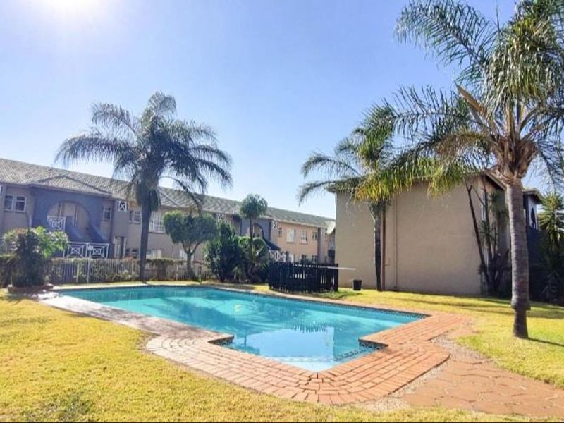 2 bedroom townhouse in affluent suburb - Photo 4