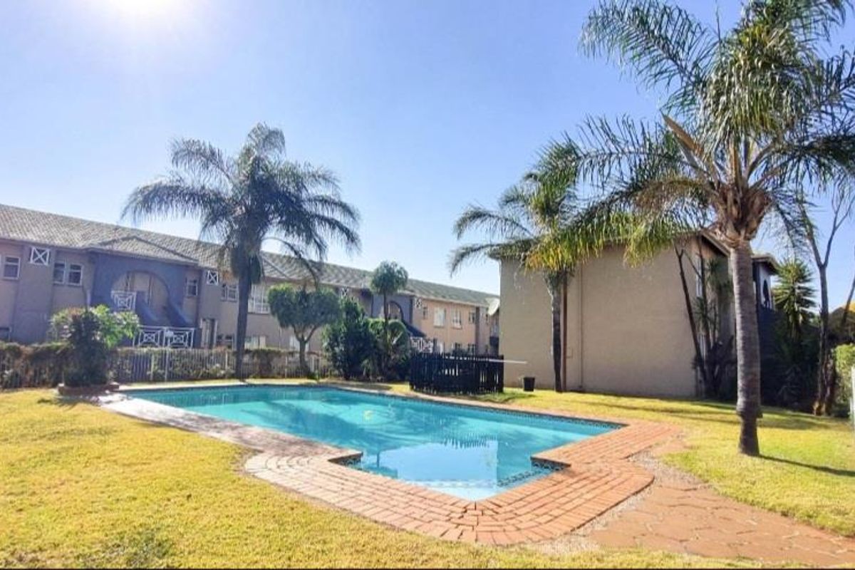 2 bedroom townhouse in affluent suburb - Photo 4