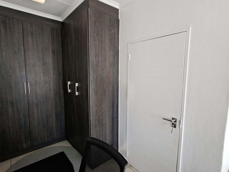 Lovely 1 bedroom, 1 bathroom, top floor apartment for sale in Petervale - Photo 9
