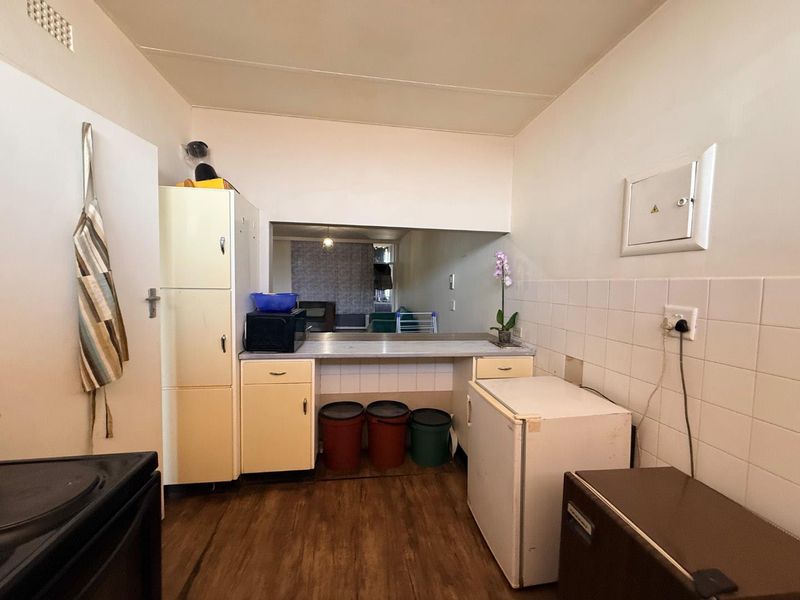 Beautiful 2-Bedroom Apartment with Enclosed Balcony - Photo 3