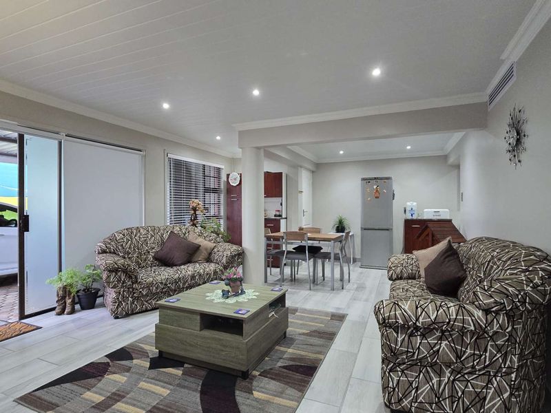 Refurbished Townhouse with bachelors flat - Photo 6