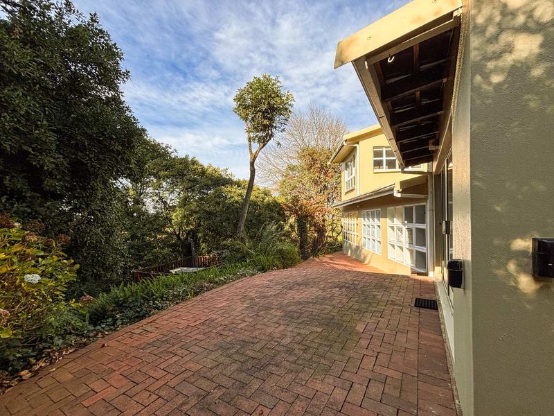 Spacious 5 Bedroom Family Home on 1,910m2 in World's View, Hilton - Photo 6