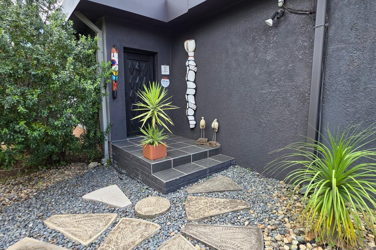 6 Bedroom Dual Living Property with Pool, Solar & Excellent Security - Photo 5