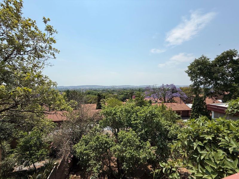 Elegant 3-Bedroom Duplex Showcasing Modern Comforts and Stunning Views - Photo 5