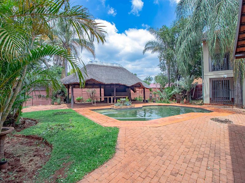 Large Family Home with Exceptional Amenities in Doornpoort - Photo 4