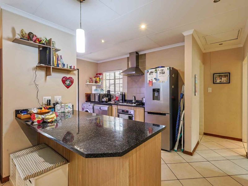Spacious 3-bedroom townhouse available to rent. - Photo 8