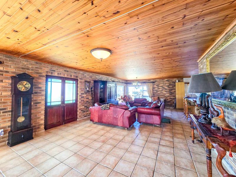 Spacious family home with breathtaking views. - Photo 6