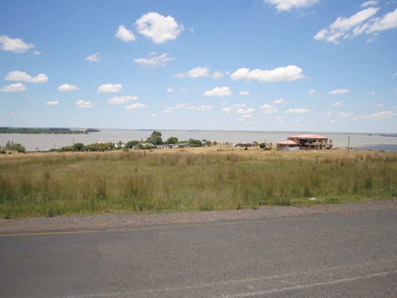 Beautiful large vacant stand with panaramic view over the dam - Photo 2