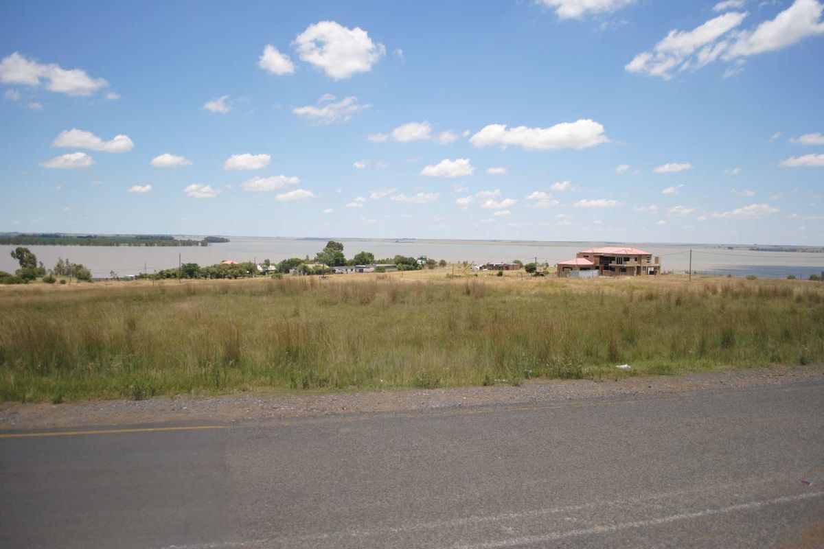 Beautiful large vacant stand with panaramic view over the dam - Photo 2