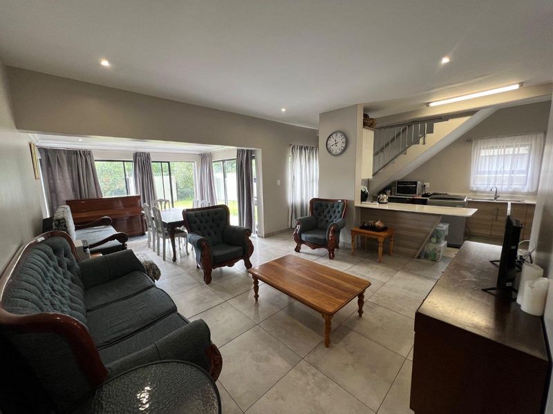 Four-Bedroom, Two-and-a-Half Bathroom Semi-Detached Residence in a Secure Estate - Photo 3