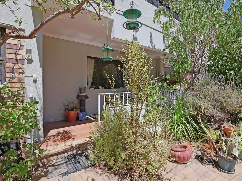 Spacious pet-friendly ground floor apartment with a garden - Photo 2