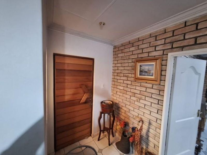 Move-In Ready 3 Bedroom Family Home with Solar, Enclosed Area - Photo 4