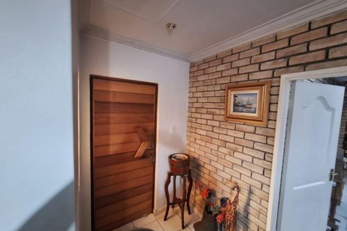 Move-In Ready 3 Bedroom Family Home with Solar, Enclosed Area - Photo 4