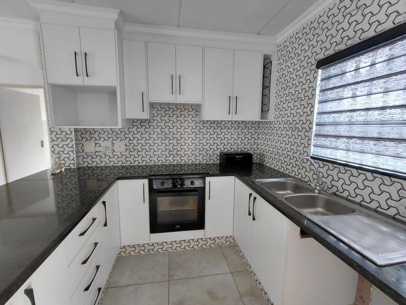 Lovely 2 Bed 1 Bath ground floor unit - Photo 7