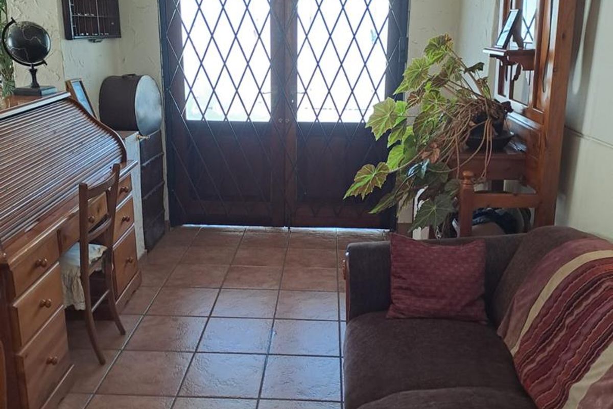 Charming Family Home with Income-Generating Cottage on a Generous Stand - Photo 2