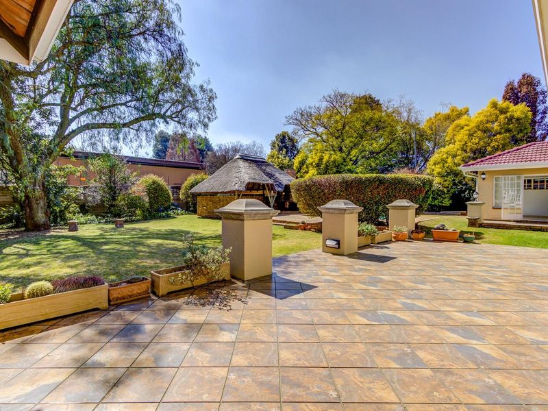 GRACIOUS FIVE BEDROOMED HOME ON 1545M2 STAND - A STONE'S THROW FROM HOMESTEAD DAM! - Photo 5