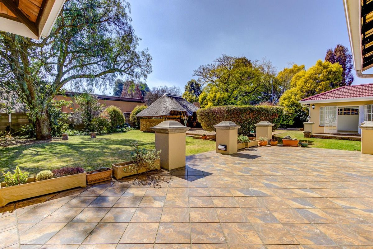 GRACIOUS FIVE BEDROOMED HOME ON 1545M2 STAND - A STONE'S THROW FROM HOMESTEAD DAM! - Photo 5