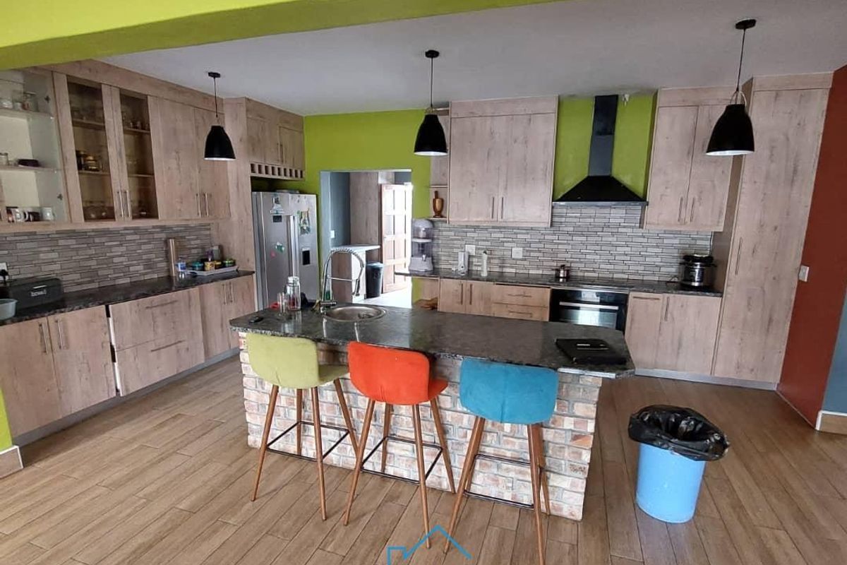 Spacious 4-Bedroom Family Home with Modern Comfort, Classic Charm & Prime Coastal Living. - Photo 2