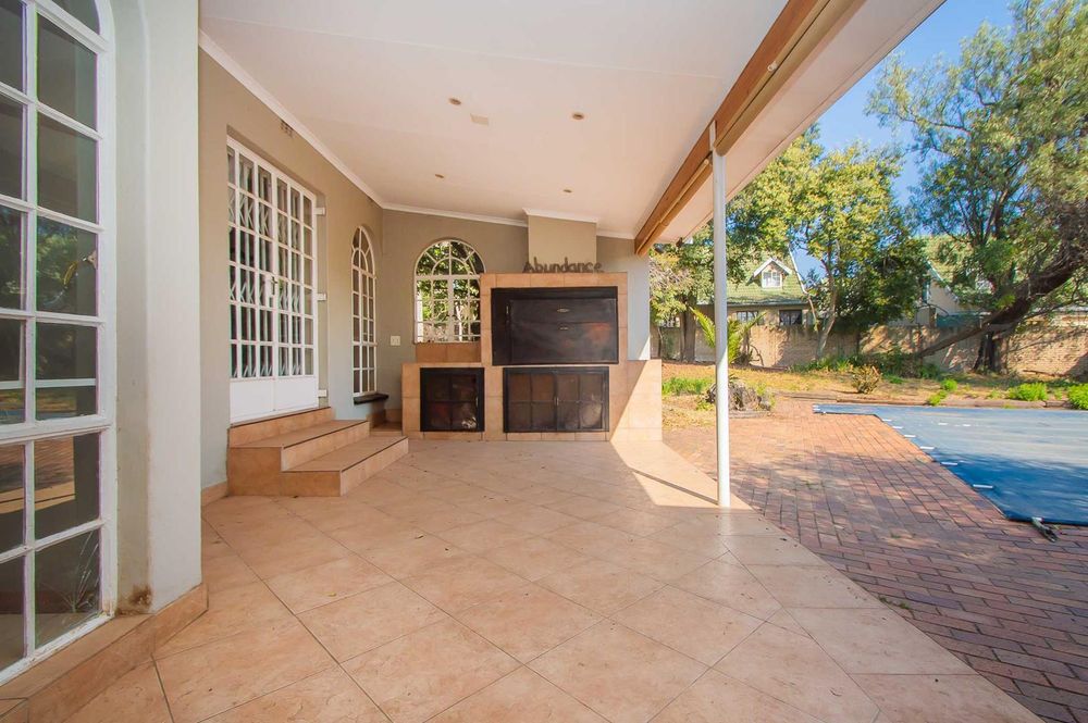 Entertainment area with built-in-braai