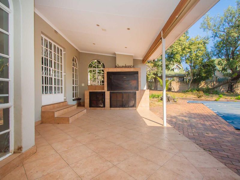 Family Living Made Easy: Pool, Patio, and Energy-Efficient Solar - Photo 10