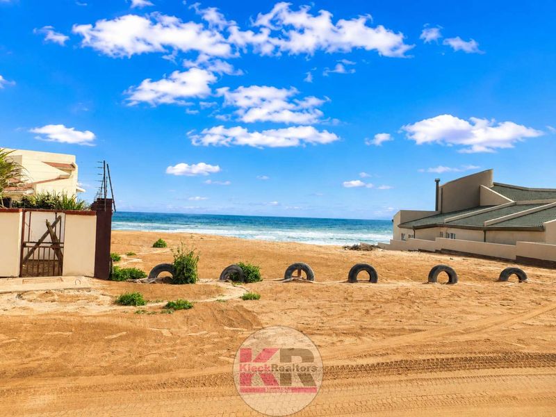 Henties Bay: Home with 3 Flats - Photo 4