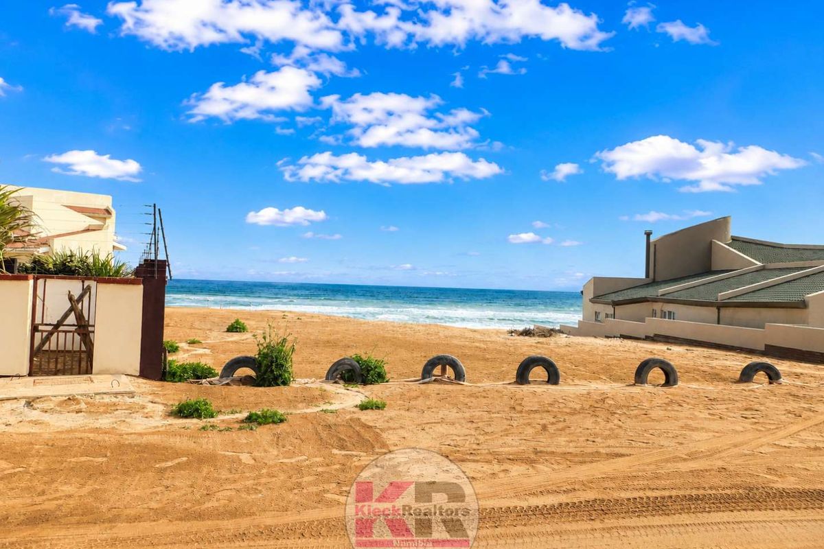 Henties Bay: Home with 3 Flats - Photo 4