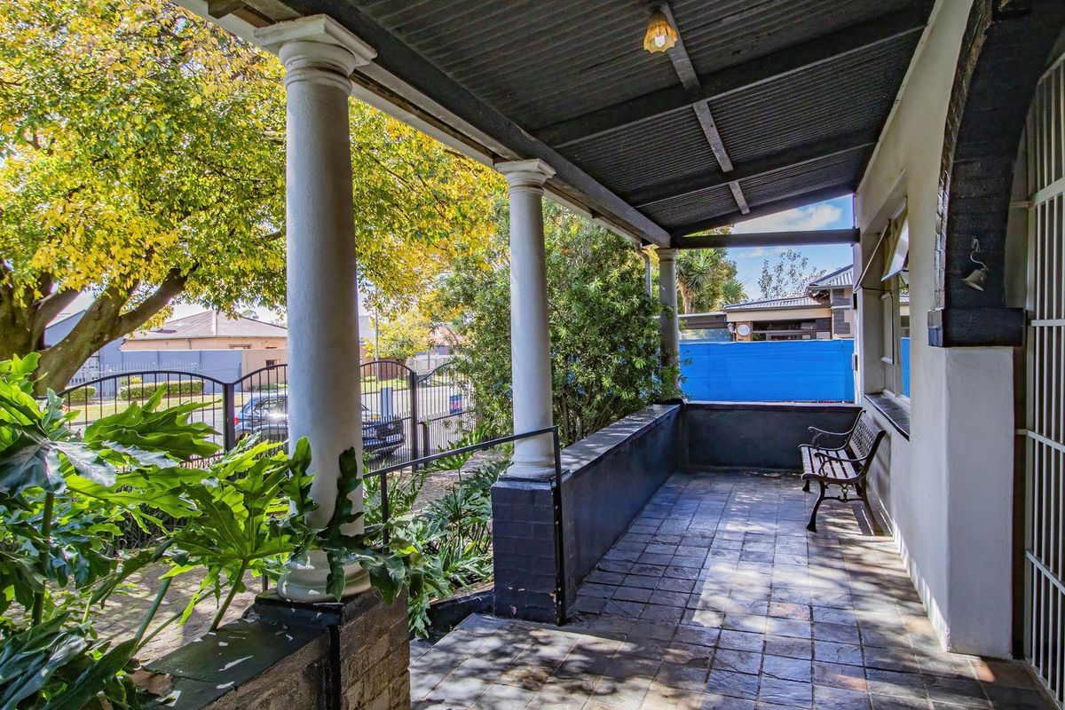 Elegant Home with Income-Generating Flats! - Photo 3