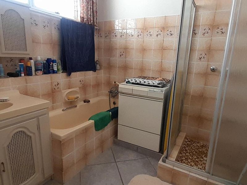 Prime Real Estate with Stunning Sea Views - Photo 9