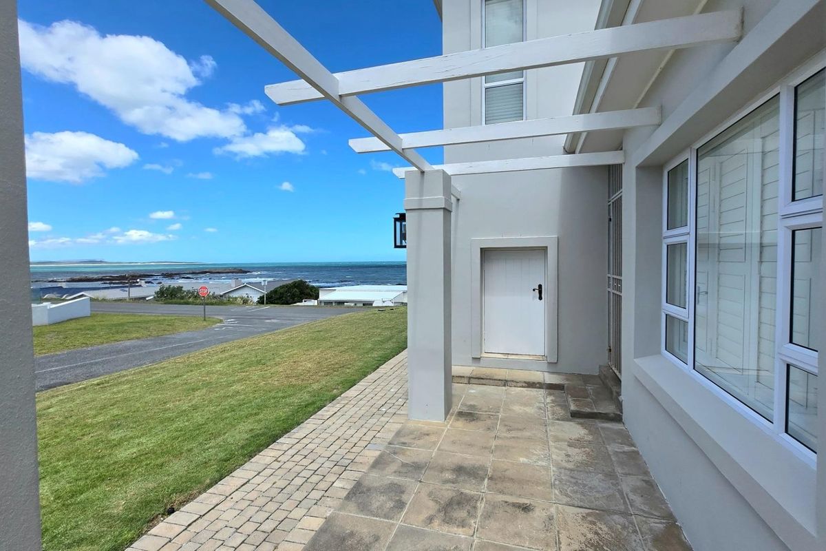 Stunning 6-Bedroom Home Including Flatlet and Spectacular Sea Views in Franskraal - Photo 3