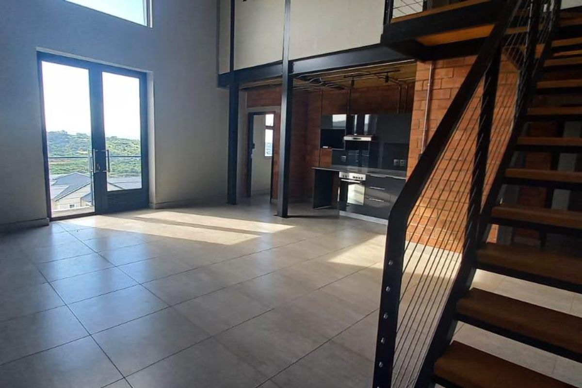 Stylish 3-Bedroom Loft Apartment – Modern Living Across Two Levels - Photo 4