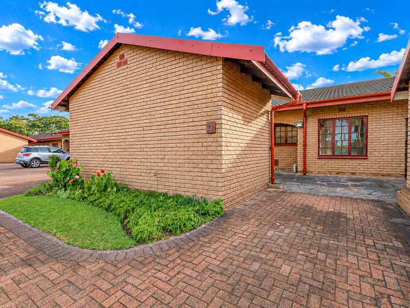 Spacious 3 Bedroom Facebrick Simplex With Entertainment Area & Splash Pool - Photo 2