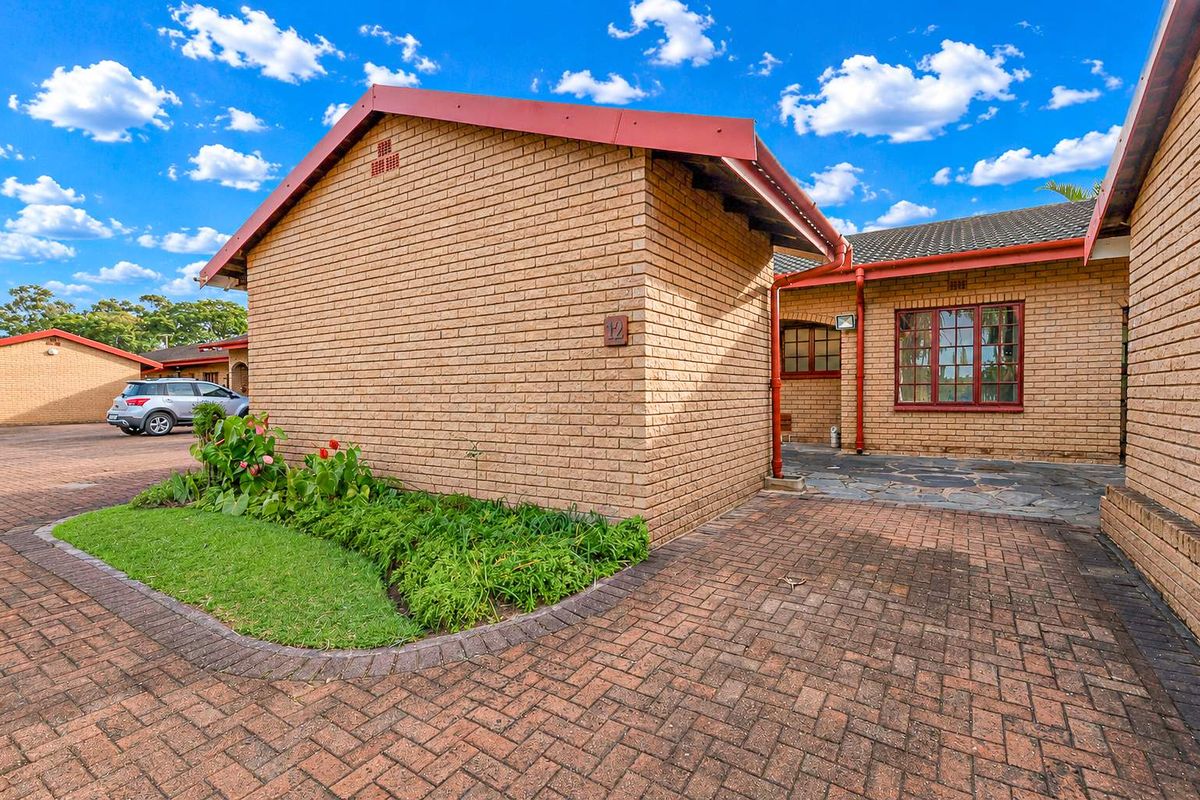 Spacious 3 Bedroom Facebrick Simplex With Entertainment Area & Splash Pool - Photo 2