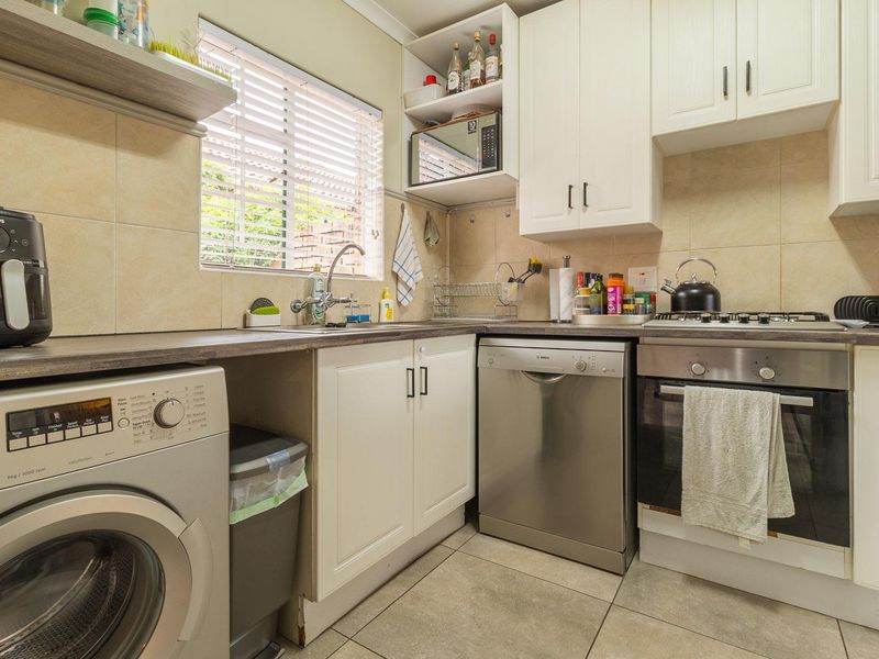 Neat & Tidy, Two bedroom simplex in security estate - Moreleta Park - Photo 7