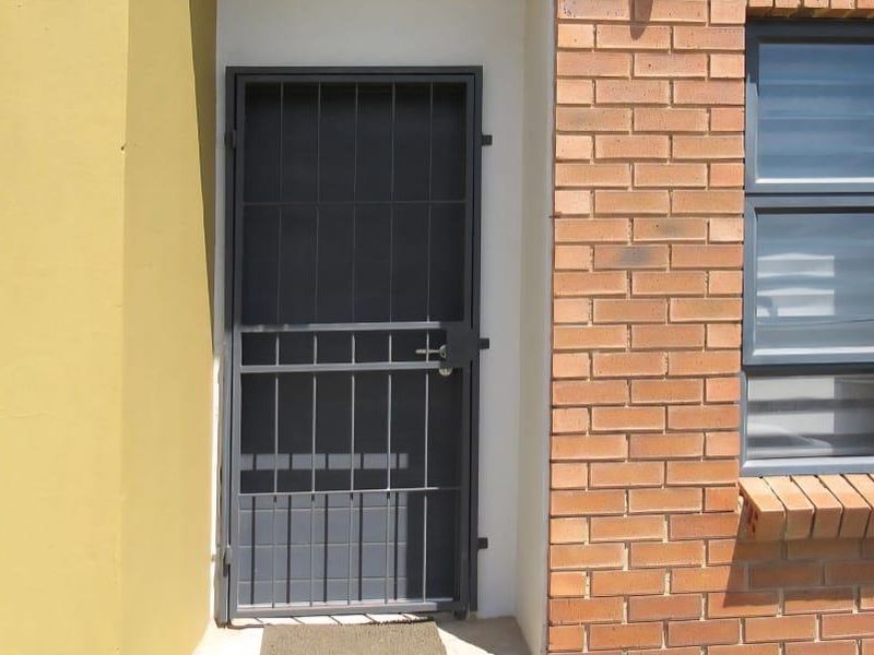 Modern Living: 3 Beds, 2 Baths, Balcony & Parking! - Photo 2