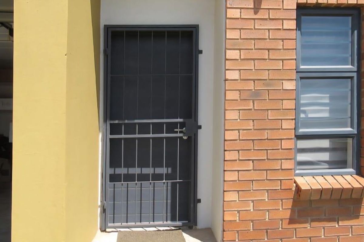 Modern Living: 3 Beds, 2 Baths, Balcony & Parking! - Photo 2