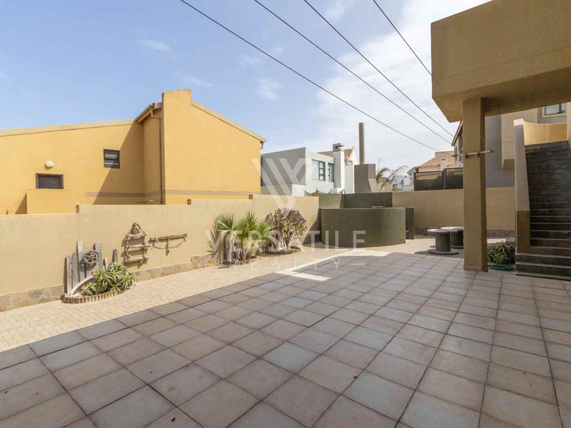 House For Sale in Long Beach. - Photo 7