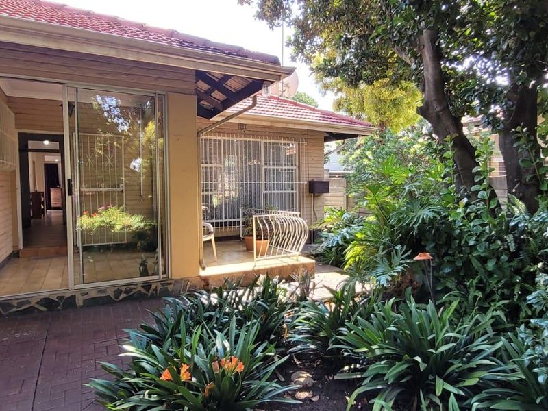 Dual-Living Potential in Randhart - Photo 2