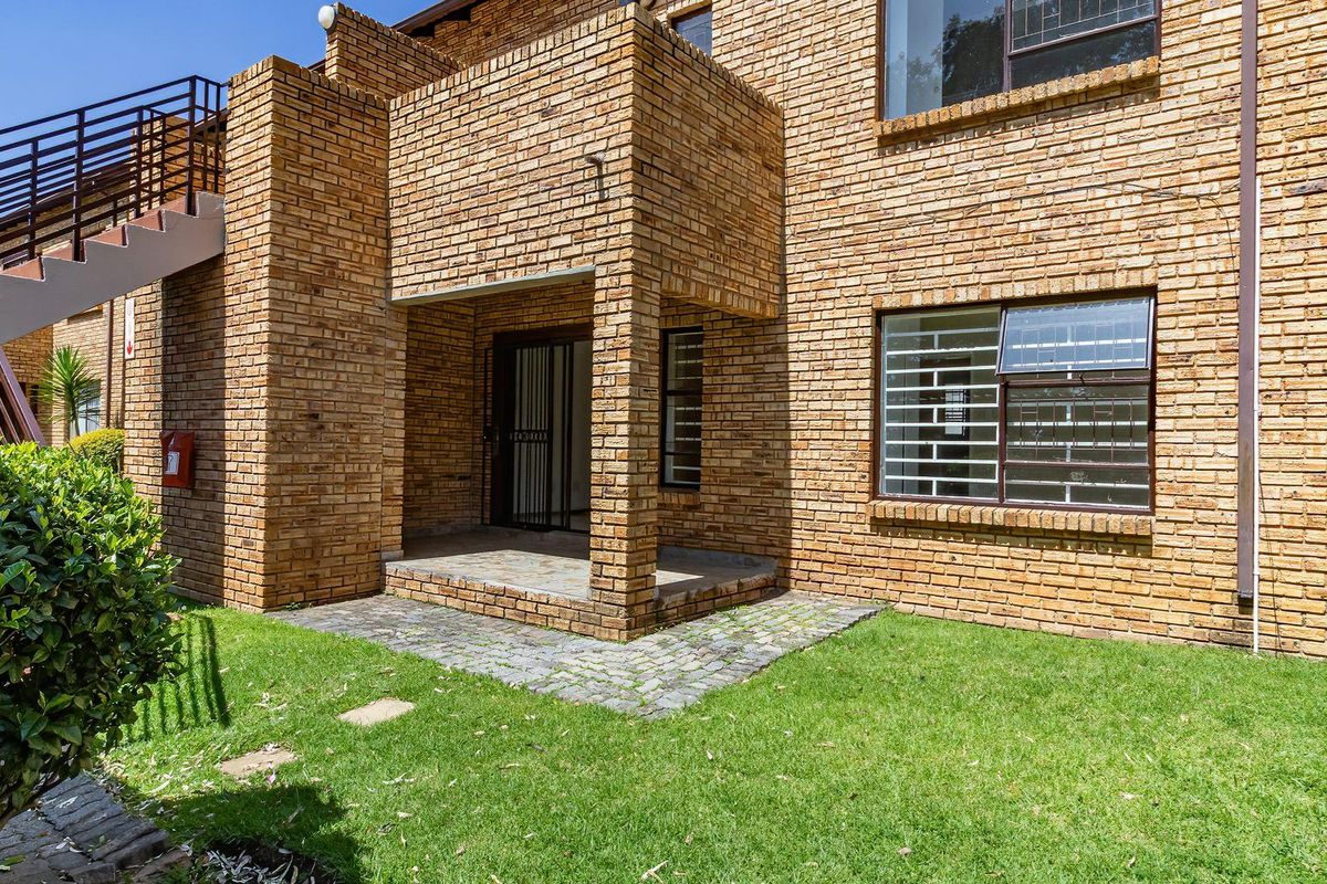 2 Bedroom Townhouse to Rent in Blackheath - Photo 4