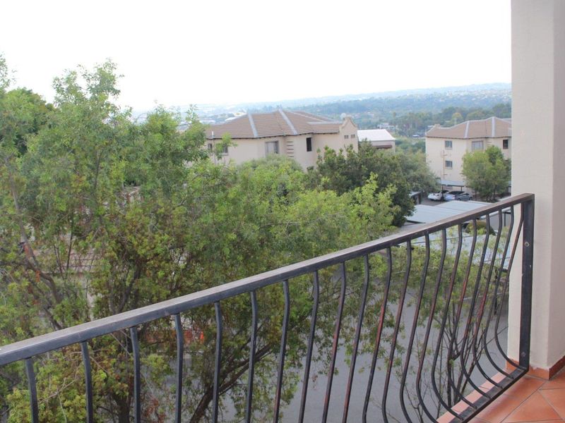 Well located top storey apartment - Photo 9